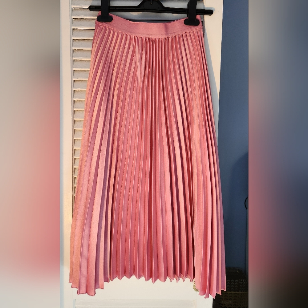 Elegant Pink Pleated Skirt